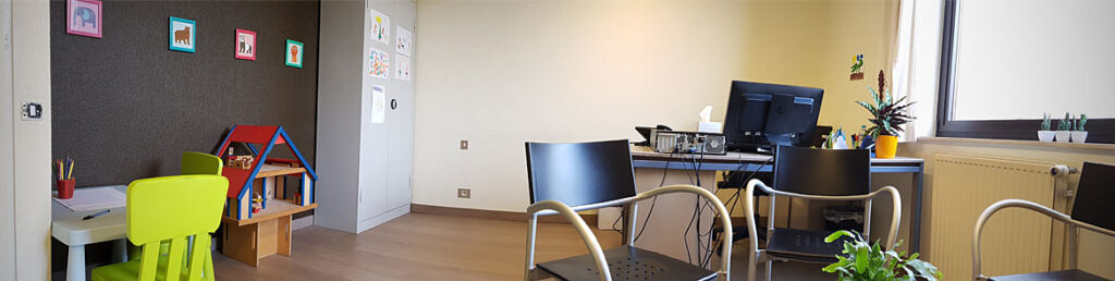Kinderhoek en bureau in modern kantoor