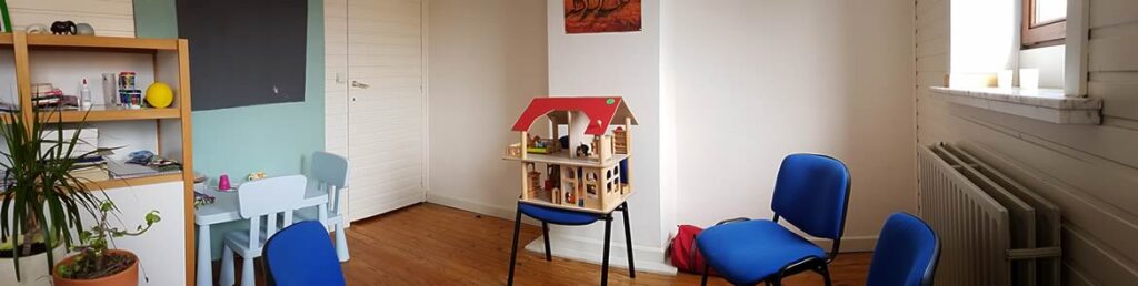 Kinderkamer met speelgoedhuis en stoelen