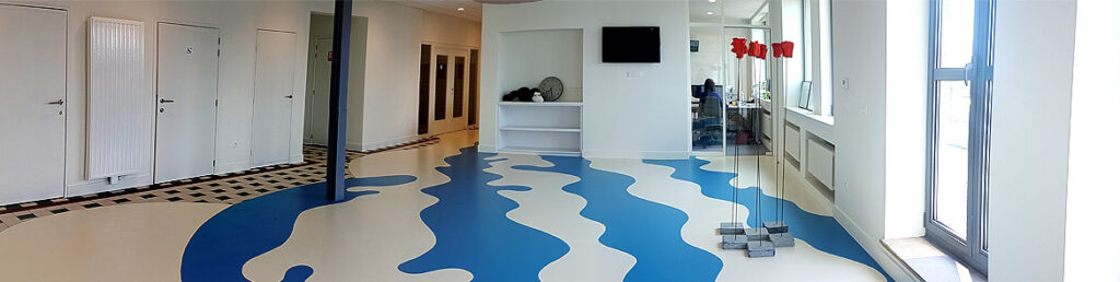 Moderne gang met blauw-wit vloerenpatroon