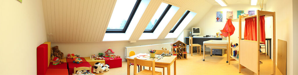 Gezellige speelkamer voor kinderen met speelgoed.
